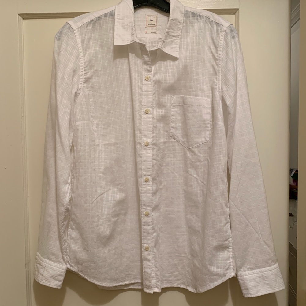 GAP the fitted boyfriend shirt- never worn